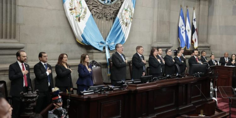 Presidente Arévalo asiste a la sesión solemne en conmemoración de la Constitución Política de la República de Guatemala