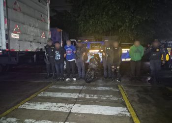 Agentes te la Comisaría 15 captura a cuatro presuntos robacamiones y recuperan un vehículo de carga en Amatitlán.