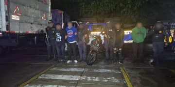 Agentes te la Comisaría 15 captura a cuatro presuntos robacamiones y recuperan un vehículo de carga en Amatitlán.