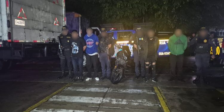Agentes te la Comisaría 15 captura a cuatro presuntos robacamiones y recuperan un vehículo de carga en Amatitlán.