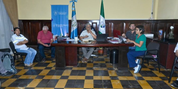 Instituciones, sector turístico y empresarios coordinan acciones para fortalecer la movilidad vial en Retalhuleu