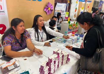 Personal de Salud brinda informción sobre prevención de enfermedades a pobladores durante la ExpoCAP 2026 en Joyabaj, Quiché.