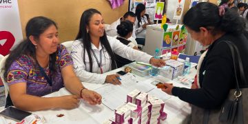 Personal de Salud brinda informción sobre prevención de enfermedades a pobladores durante la ExpoCAP 2026 en Joyabaj, Quiché.
