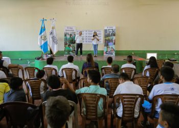 Funcionario de SBS, durante entrega de remozamiento de mobiliario de comedor de escuela de educación especial que efectuó un grupo de adolescentes en reinserción en Coatepeque.