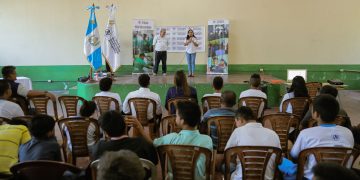 Funcionario de SBS, durante entrega de remozamiento de mobiliario de comedor de escuela de educación especial que efectuó un grupo de adolescentes en reinserción en Coatepeque.