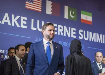 El viceprecidente de EE. UU., JD Vance, en la sede de las negociaciones en Suiza, antes de que la delegación iraní abandonara el lugar.