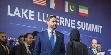El viceprecidente de EE. UU., JD Vance, en la sede de las negociaciones en Suiza, antes de que la delegación iraní abandonara el lugar.
