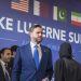 El viceprecidente de EE. UU., JD Vance, en la sede de las negociaciones en Suiza, antes de que la delegación iraní abandonara el lugar.