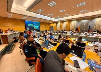 El jefe del Departamento de Tránsito de la PNC participa en la conferencia sobre seguridad vial, en Madrid, España.