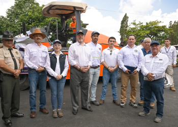 Presidente Bernardo Arévalo supervisó tramo carretero junto autoridades del CIV. (Foto: Álvaro Interiano)