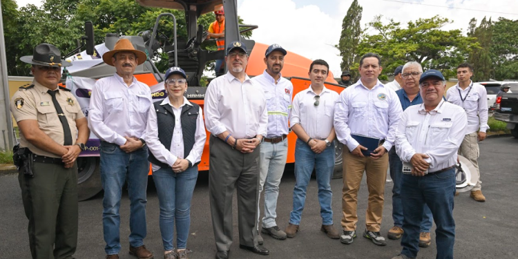 Presidente Bernardo Arévalo supervisó tramo carretero junto autoridades del CIV. (Foto: Álvaro Interiano)