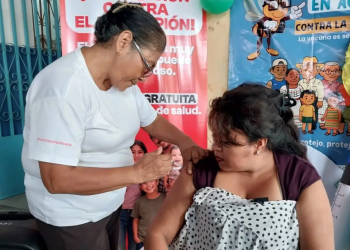 El Ministerio de Salud continúa acercando la vacunación a la población. (Foto: MSPAS)