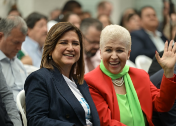 Vicepresidenta vive el mundial junto a la embajadora de México Luz Elena Baños. (Foto: Álvaro Interiano)