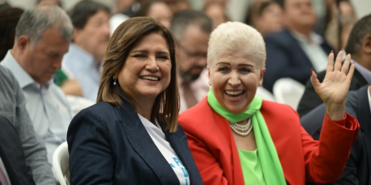 Vicepresidenta vive el mundial junto a la embajadora de México Luz Elena Baños. (Foto: Álvaro Interiano)