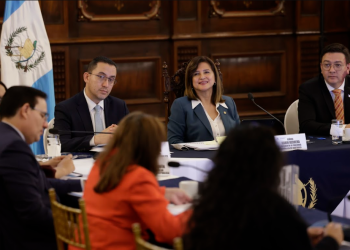 Presidenta en funciones presidió reunión de la Autoridad Migratoria Nacional. (Foto: Dickens Zamora)