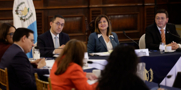 Presidenta en funciones presidió reunión de la Autoridad Migratoria Nacional. (Foto: Dickens Zamora)