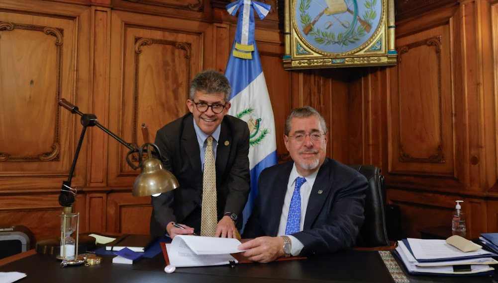 Presidente y ministro de Salud firman el reglamento que da vida a la Ley de Atención Integral del Cáncer. (Foto: Gilber García)