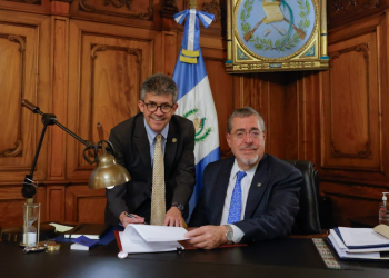 Presidente y ministro de Salud firman el reglamento que da vida a la Ley de Atención Integral del Cáncer. (Foto: Gilber García)