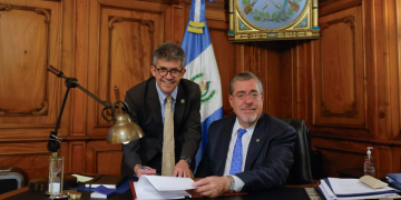 Presidente y ministro de Salud firman el reglamento que da vida a la Ley de Atención Integral del Cáncer. (Foto: Gilber García)