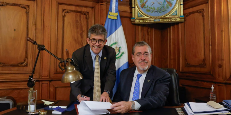 Presidente y ministro de Salud firman el reglamento que da vida a la Ley de Atención Integral del Cáncer. (Foto: Gilber García)