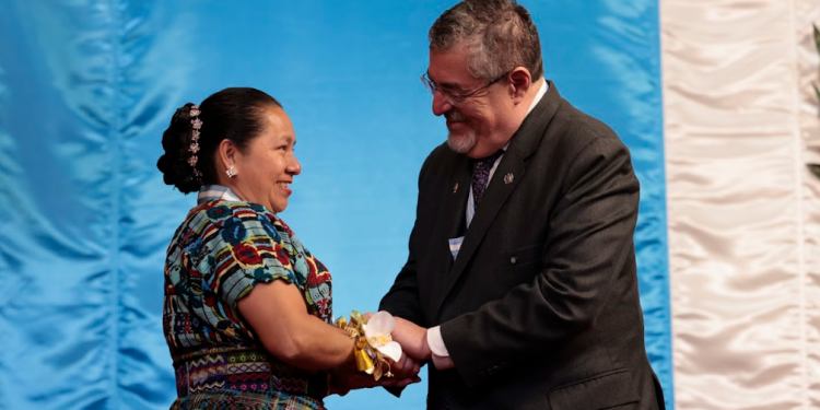 Presidente Arévalo participó en la entrega de la Orden Francisco Marroquín. (Foto: Alex Jacinto)