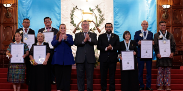 Orden Francisco Marroquín condecoró a siete docentes. (Foto: Alex Jacinto)