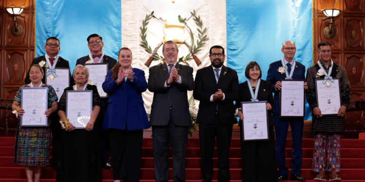 Orden Francisco Marroquín condecoró a siete docentes. (Foto: Alex Jacinto)