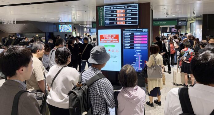 Personas se informan luego del terremoto de 6.9 grados en el norte de Japón.