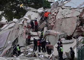 Los equipos de socorro continúan buscando personas atrapadas entre los escombros tras los terremotos en Venezuela.