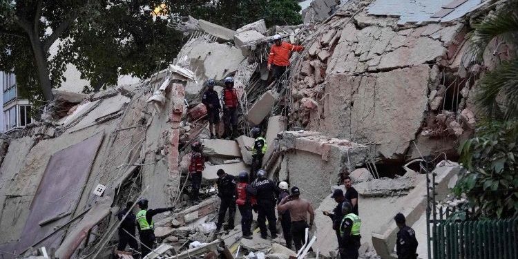 Los equipos de socorro continúan buscando personas atrapadas entre los escombros tras los terremotos en Venezuela.