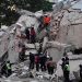 Los equipos de socorro continúan buscando personas atrapadas entre los escombros tras los terremotos en Venezuela.