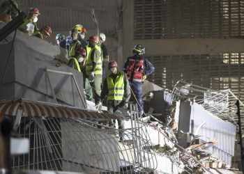 Rescatistas buscan damnificados en un edificio con daños severos tras los potentes que sacudieron un amplia zona de Venezuela.