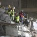 Rescatistas buscan damnificados en un edificio con daños severos tras los potentes que sacudieron un amplia zona de Venezuela.
