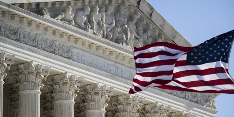 El Tribunal Supremo de EE. UU. falla en contra de la decisión del presidente Trump de limitar la ciudadanía por nacimiento.