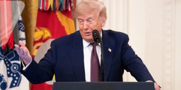 El presidente de EE. UU., Donald Trump, se pronuncia luego de que Irán responsabilizara a su país por ataques israelíes en Líbano.