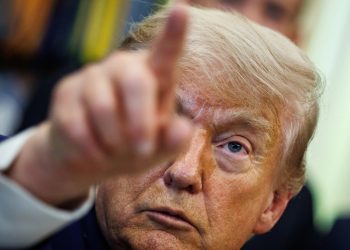 El presidente Donald Trump amenaza con represalias contra Irán por derribo de helicóptero estadounidense.