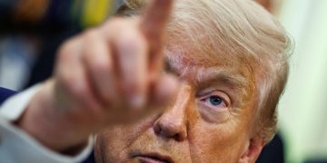 El presidente Donald Trump amenaza con represalias contra Irán por derribo de helicóptero estadounidense.