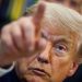 El presidente Donald Trump amenaza con represalias contra Irán por derribo de helicóptero estadounidense.