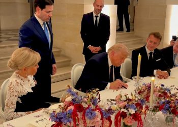 El presidente de EE. UU., Donald Trump, firma el memorando de entendimiento con Irán, en Francia.
