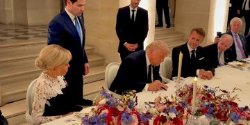 El presidente de EE. UU., Donald Trump, firma el memorando de entendimiento con Irán, en Francia.