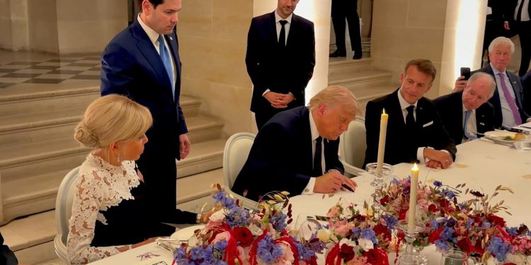 El presidente de EE. UU., Donald Trump, firma el memorando de entendimiento con Irán, en Francia.