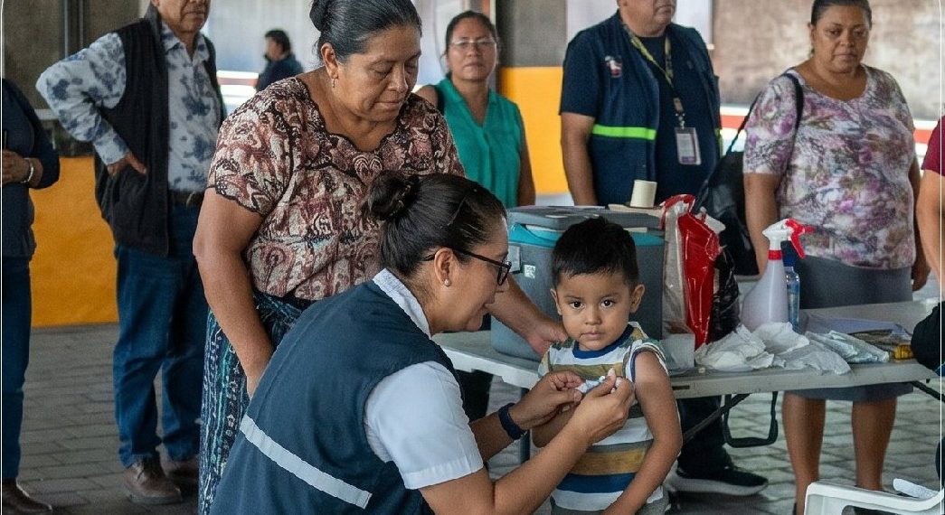 El Ministerio de Salud mantiene habilitados puestos de vacunación durante el fin de semana, en la Ciudad de Guatemala, Mixco y San Juan Sacatepéquez.