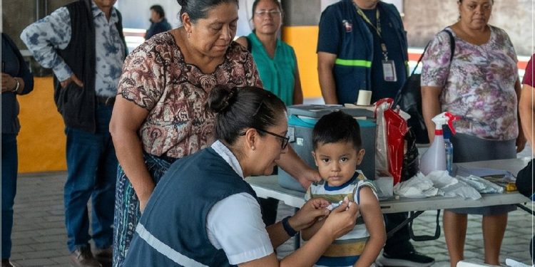 El Ministerio de Salud mantiene habilitados puestos de vacunación durante el fin de semana, en la Ciudad de Guatemala, Mixco y San Juan Sacatepéquez.
