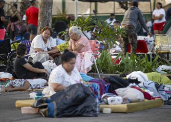 En las distintas zonas afectadas por los terremotos muchas personas duermen en las calles.