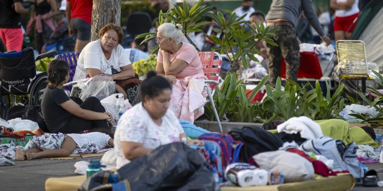 En las distintas zonas afectadas por los terremotos muchas personas duermen en las calles.