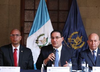 El ministro de Gobernación, Marco Antonio Villeda, junto a dos de sus viceministros durante conferencia de prensa en la sede ministerial.