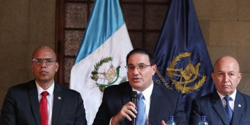 El ministro de Gobernación, Marco Antonio Villeda, junto a dos de sus viceministros durante conferencia de prensa en la sede ministerial.