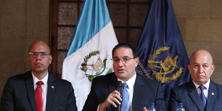 El ministro de Gobernación, Marco Antonio Villeda, junto a dos de sus viceministros durante conferencia de prensa en la sede ministerial.