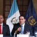 El ministro de Gobernación, Marco Antonio Villeda, junto a dos de sus viceministros durante conferencia de prensa en la sede ministerial.