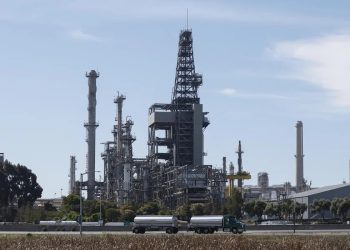 El precio del petróleo WTI de Texas subió 1.52 dólares pendiente de las tensiones en el estrecho de Ormuz.